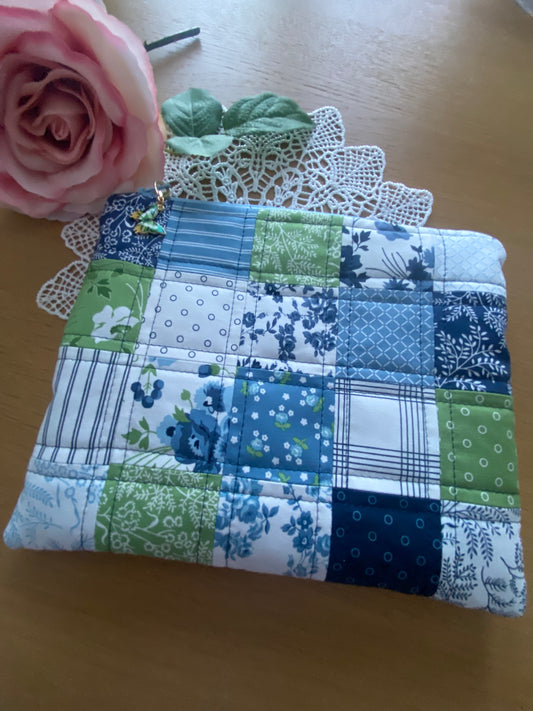 Zipper bag blue/white quilted patchwork