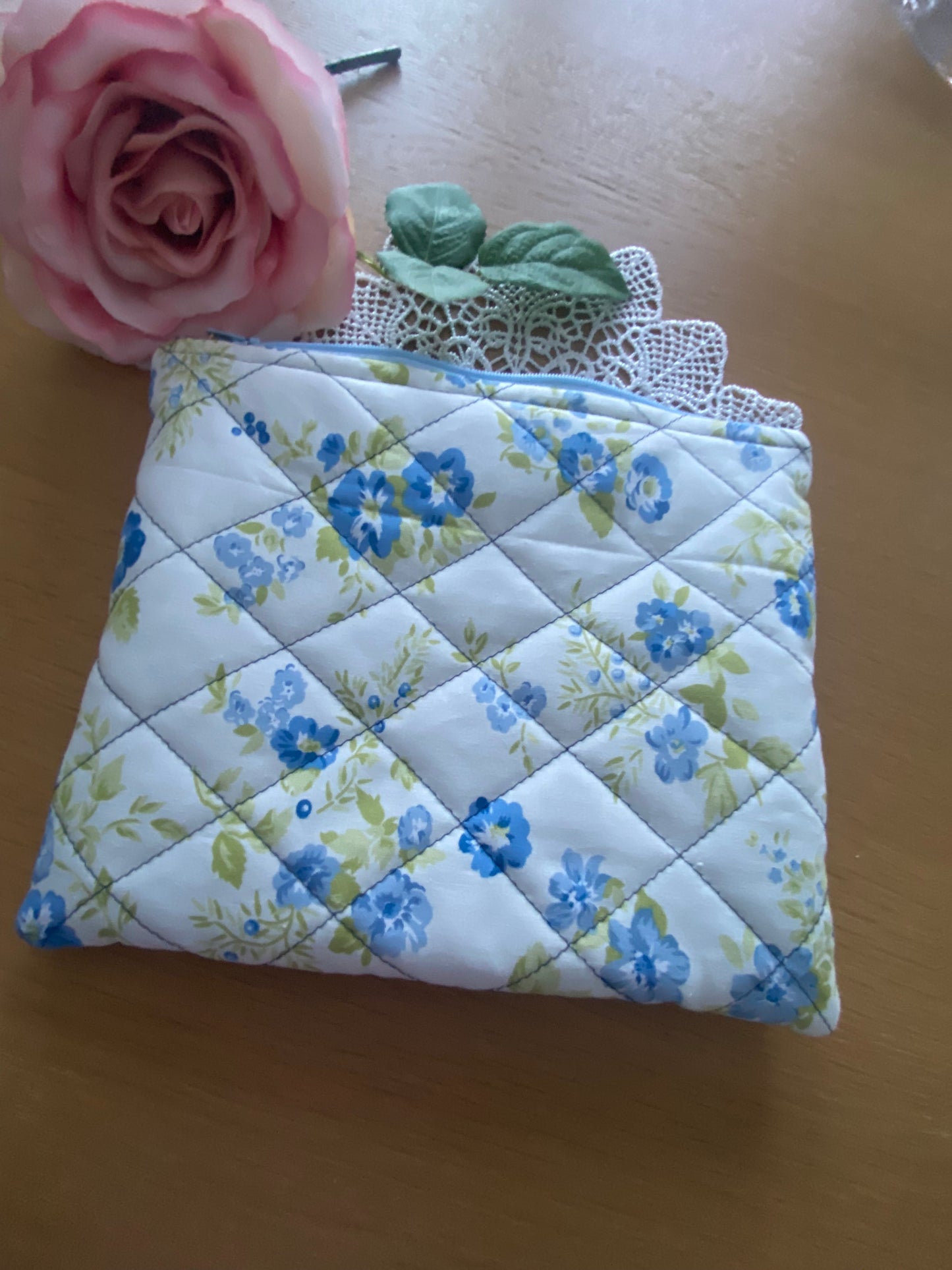 Zipper bag blue/white quilted patchwork
